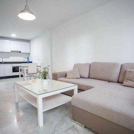 Apartamento En La Carihuela Con Piscina Y Parking, Al Lado De La Playa Apartment Torremolinos Bagian luar foto