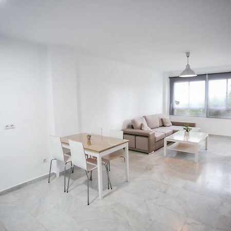 Apartamento En La Carihuela Con Piscina Y Parking, Al Lado De La Playa Apartment Torremolinos Bagian luar foto