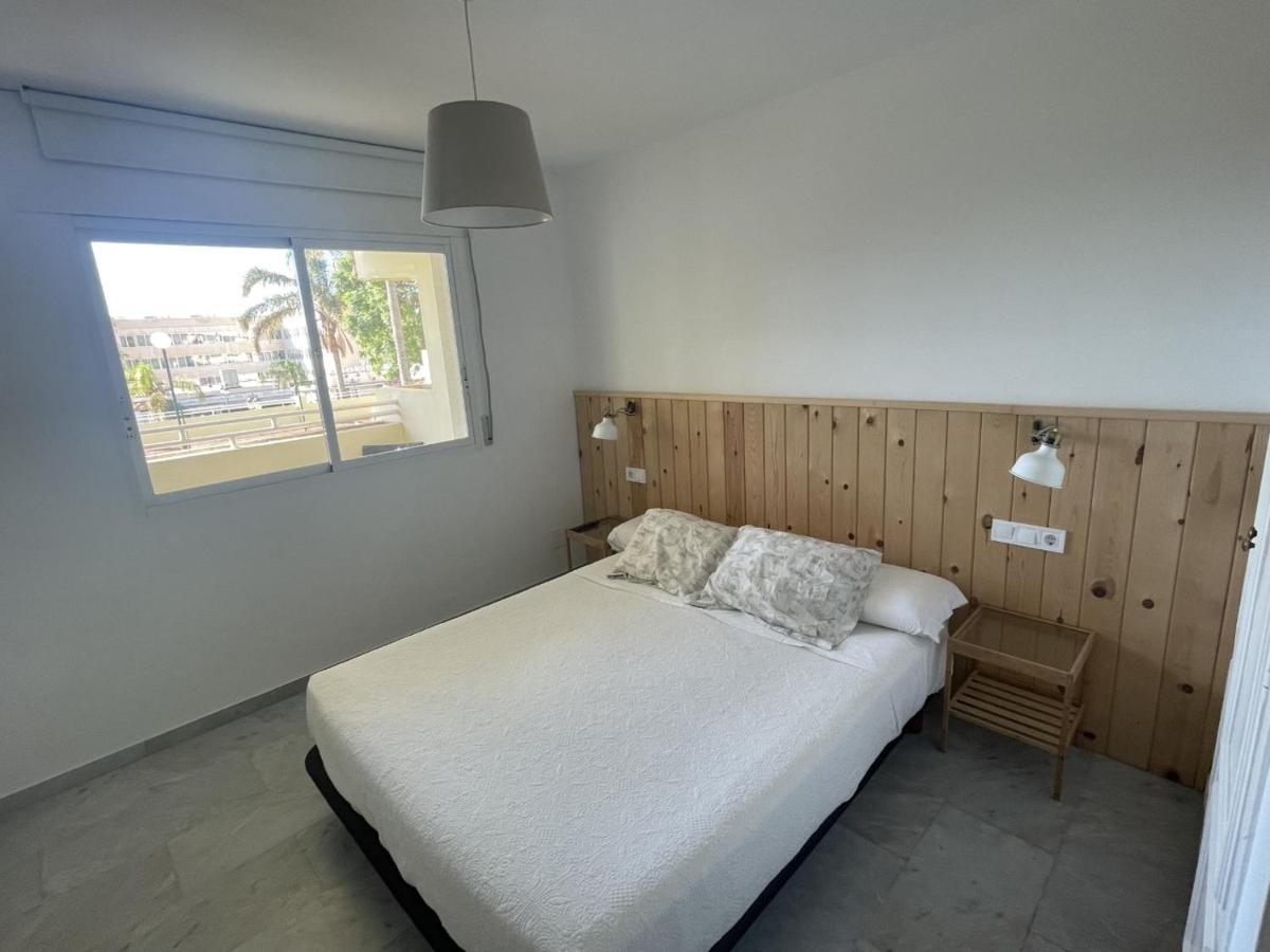 Apartamento En La Carihuela Con Piscina Y Parking, Al Lado De La Playa Apartment Torremolinos Bagian luar foto