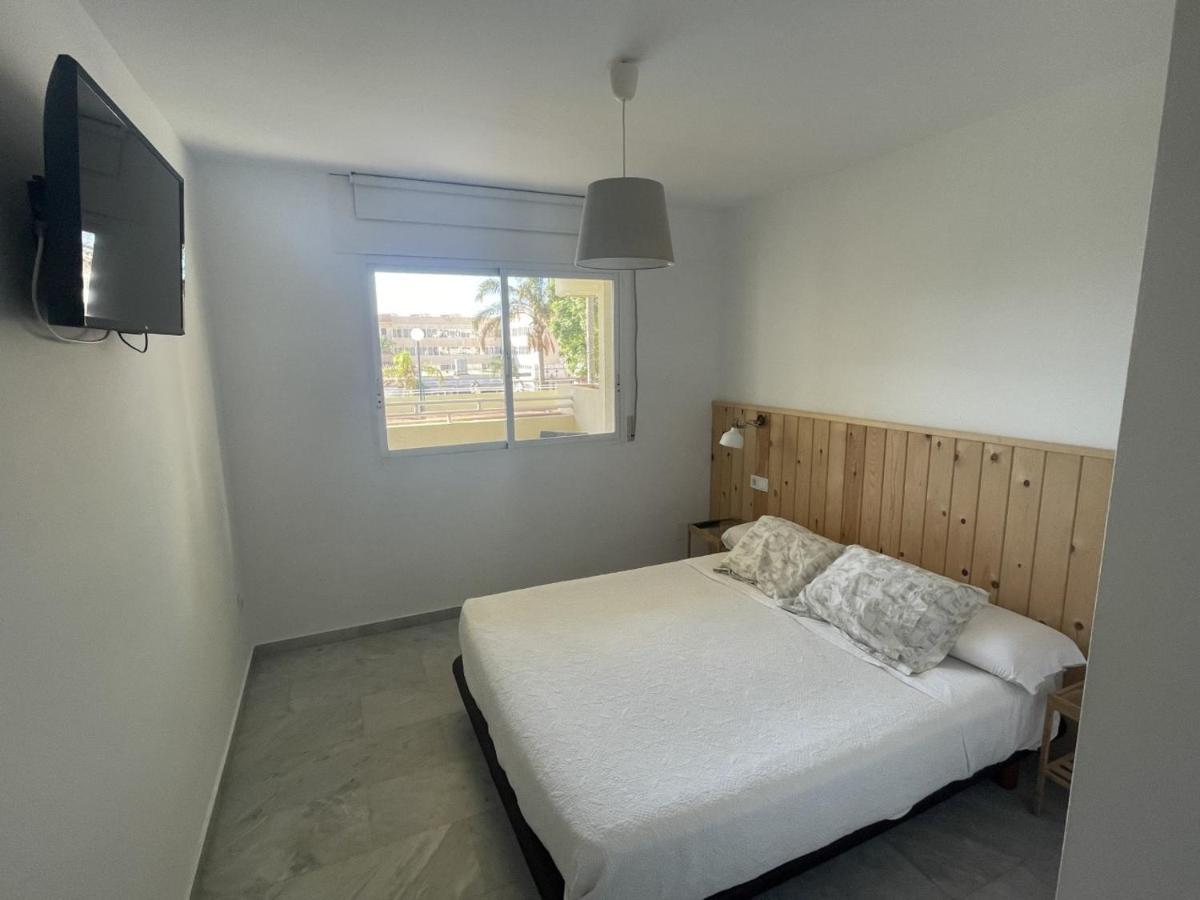 Apartamento En La Carihuela Con Piscina Y Parking, Al Lado De La Playa Apartment Torremolinos Bagian luar foto