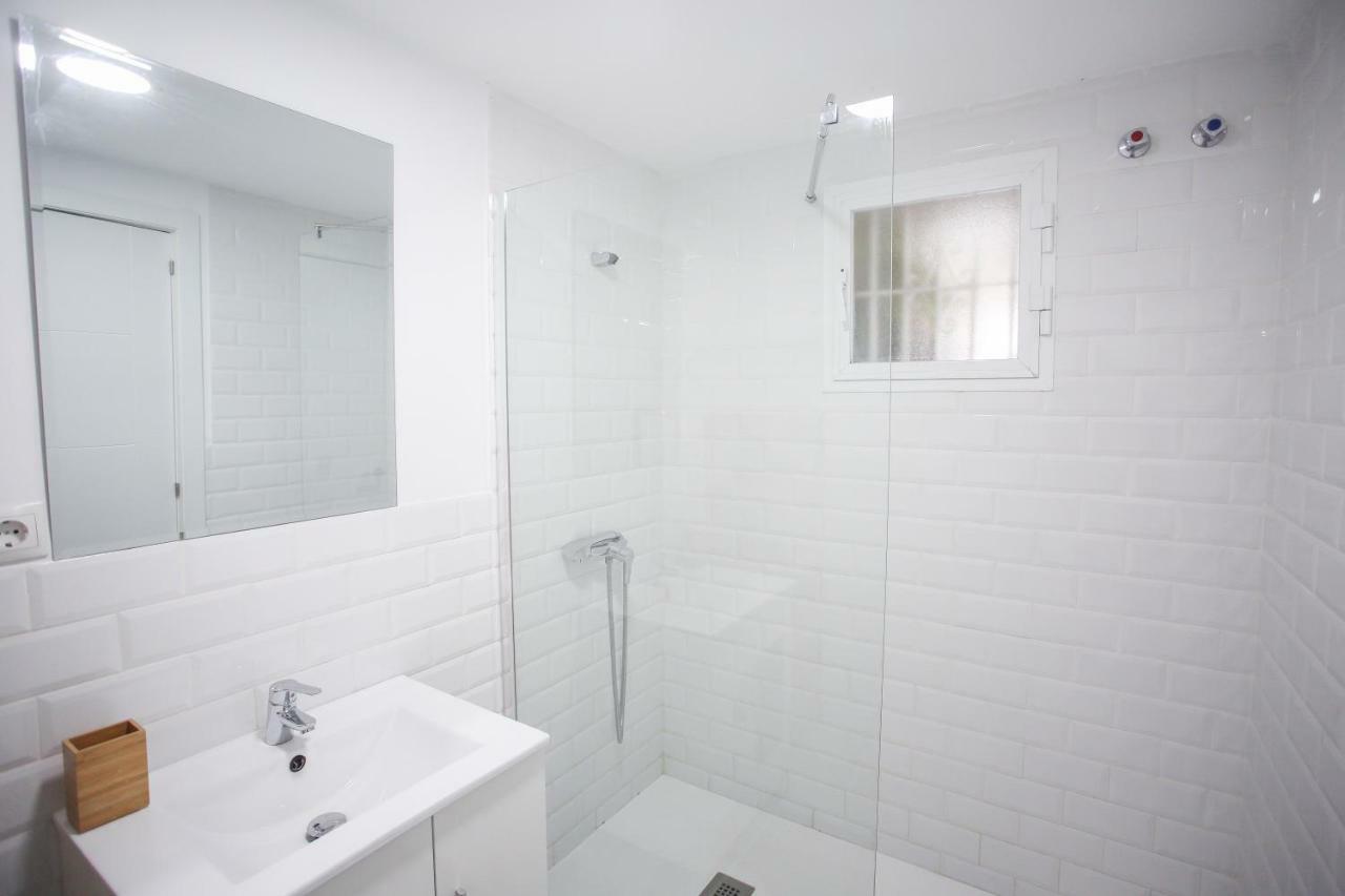 Apartamento En La Carihuela Con Piscina Y Parking, Al Lado De La Playa Apartment Torremolinos Bagian luar foto