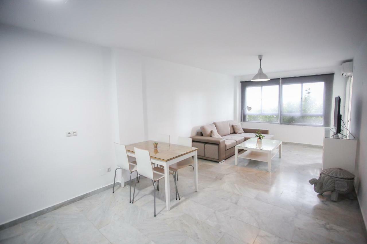 Apartamento En La Carihuela Con Piscina Y Parking, Al Lado De La Playa Apartment Torremolinos Bagian luar foto