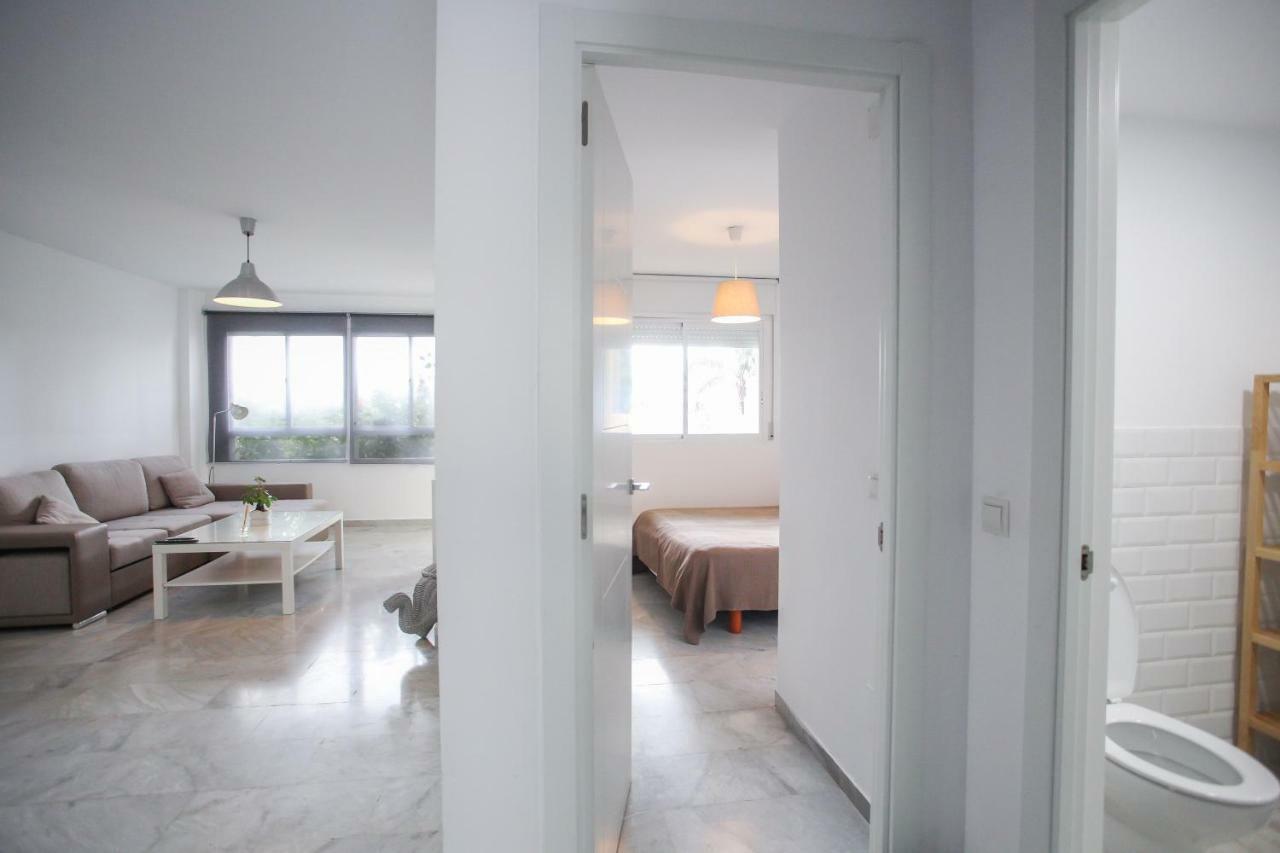 Apartamento En La Carihuela Con Piscina Y Parking, Al Lado De La Playa Apartment Torremolinos Bagian luar foto