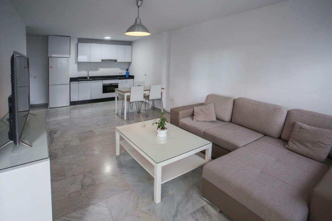 Apartamento En La Carihuela Con Piscina Y Parking, Al Lado De La Playa Apartment Torremolinos Bagian luar foto